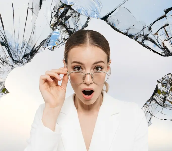 Frau durchbricht gläserne Decke