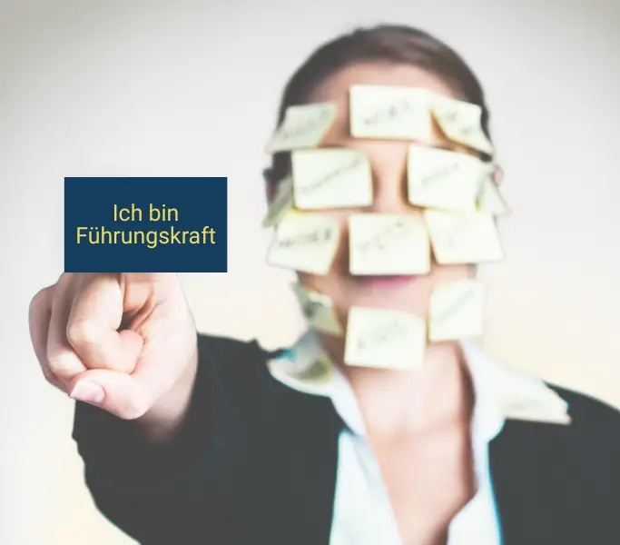 Nicht "nein sagen" können, gezeigt durch eine Frau mit Postern voll Aufgaben im Gesicht und den Zeigefinger auf dem Schild "Ich bin Führungskraft".