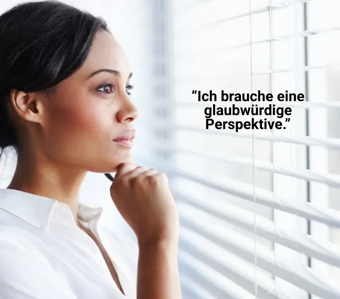 Perspektivlosigkeit im Job: Frau blickt verloren durch das Fenster, das mit Jalousien, die Aussicht verdeckt. Auf Augenhöhe steht: Ich brauche eine glaubwürdige Perspektive."